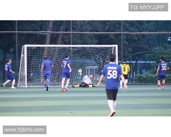 足球明星精彩射门瞬间全景展示与分析